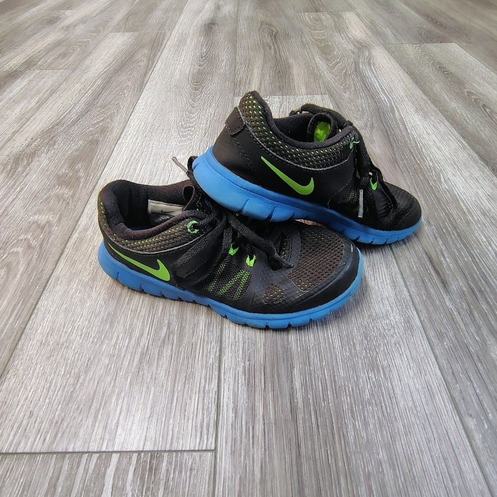 Nike Kids Black and Neon Green Sneakers
